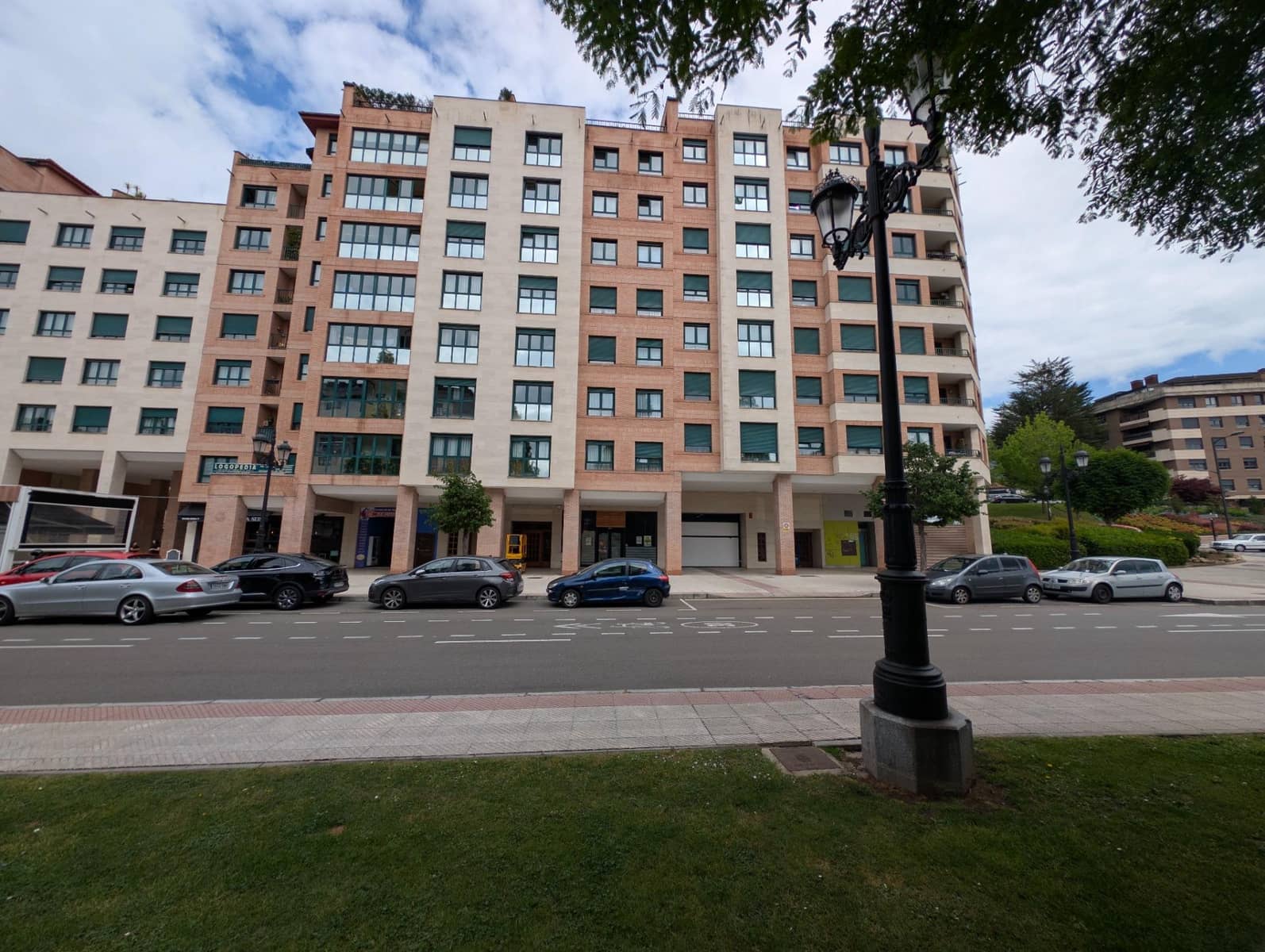 Commercial for sale in Oviedo - € 199,000 (Ref: 9813860)