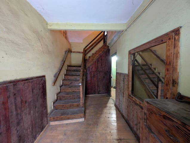 Chalet de 4 habitaciones en Oviedo en venta - 65.000 € (Ref: 9836560)