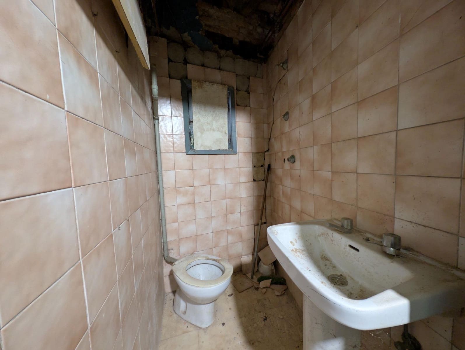 4 bedroom Villa for sale in Oviedo - € 65,000 (Ref: 9836560)