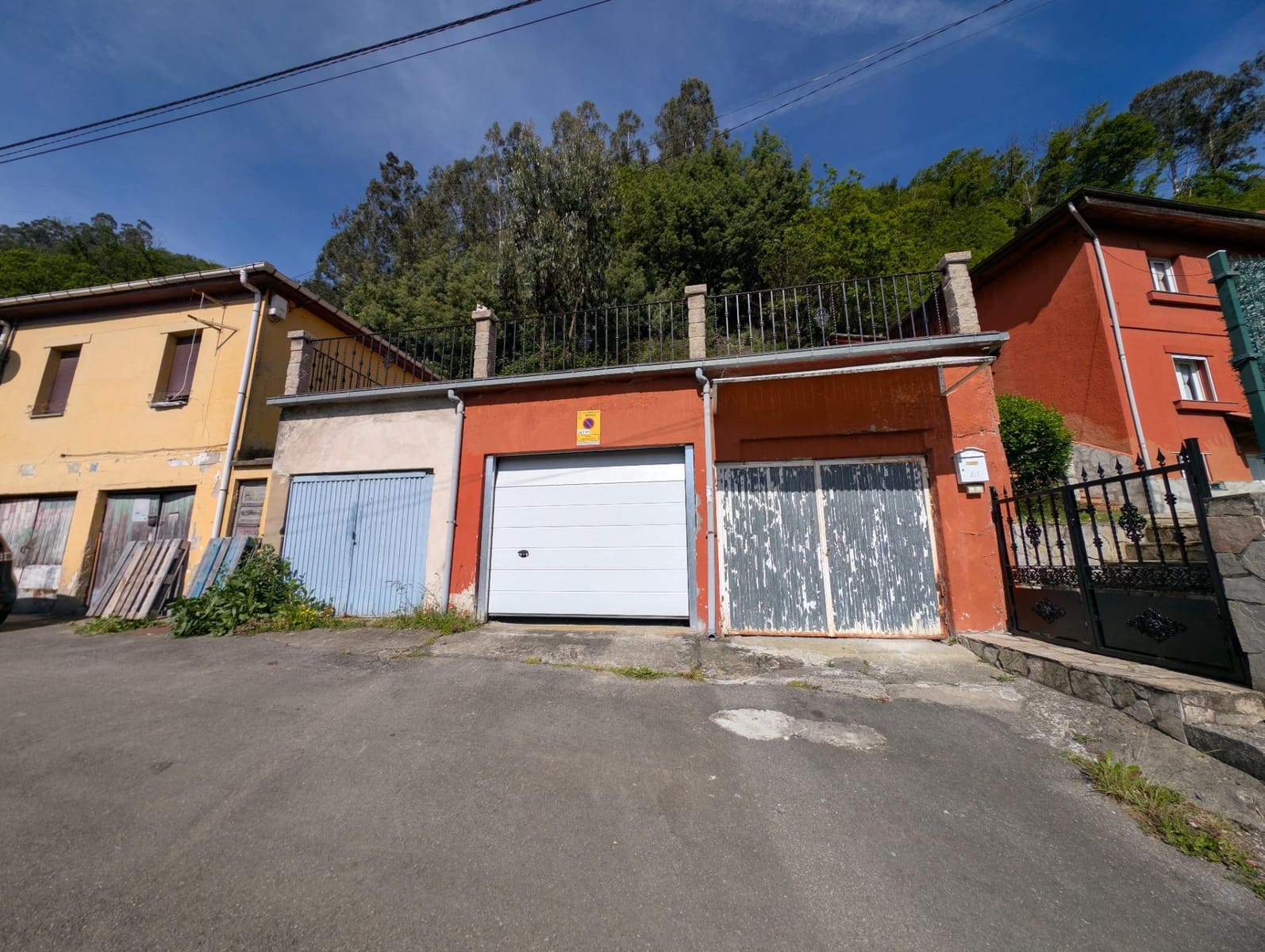 3 bedroom Villa for sale in Mieres with garage - € 120,000 (Ref: 9868807)