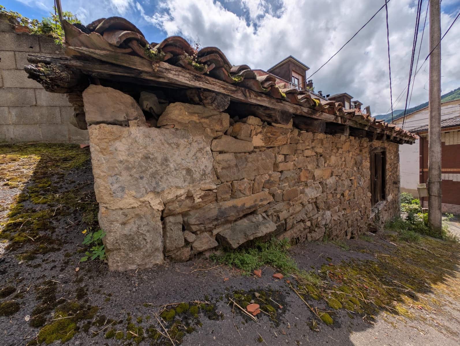 Villa for sale in Aller - € 60,000 (Ref: 9899029)