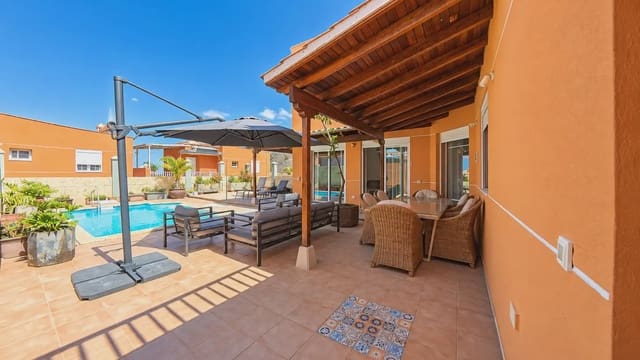 4 makuuhuone Huvila myytävänä paikassa Los Cristianos, Arona - 880 000 € (Ref: 10021727)