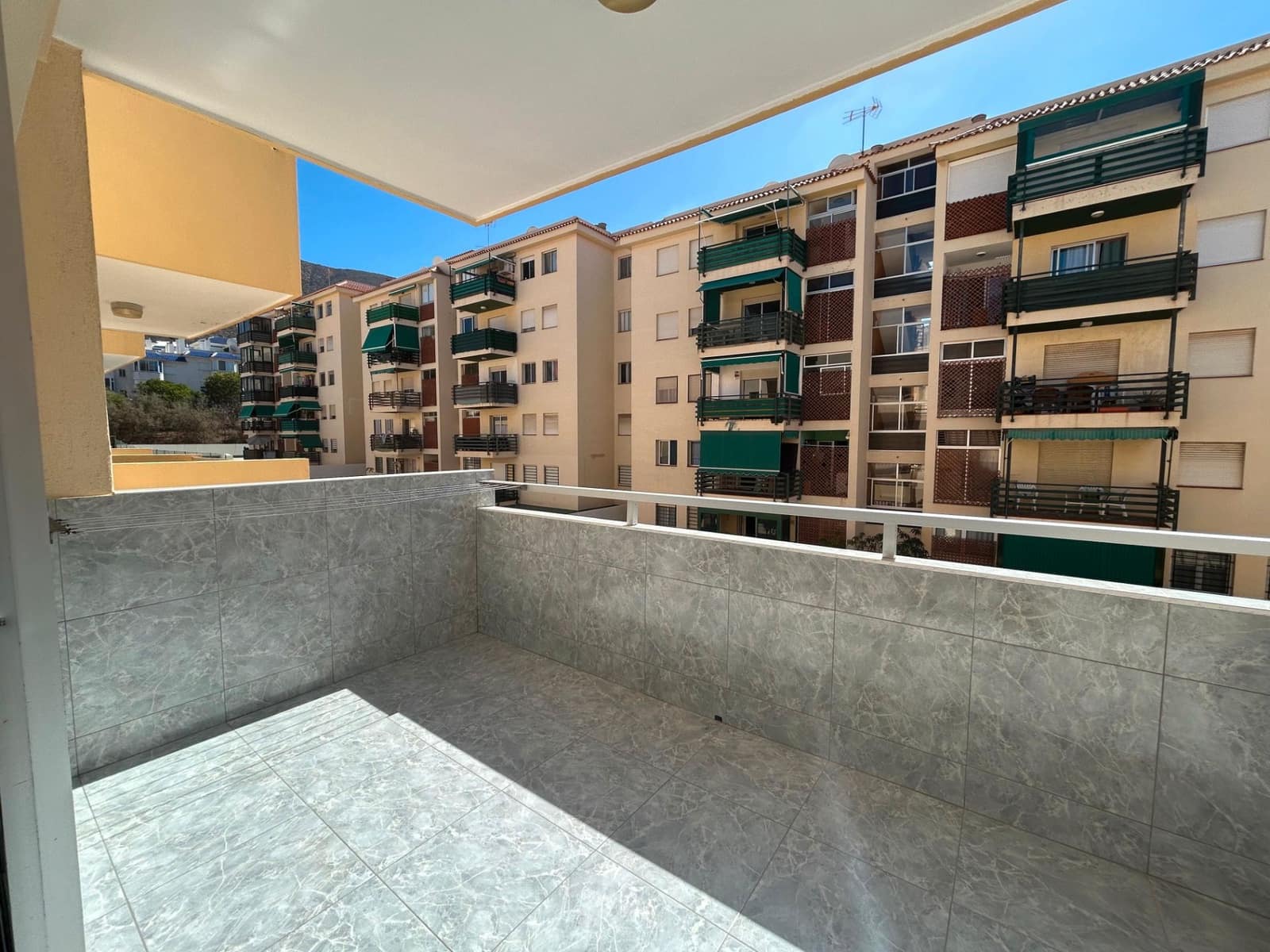 Apartamento de 1 habitación en Arona en venta con piscina garaje - 250.000 € (Ref: 9221418)