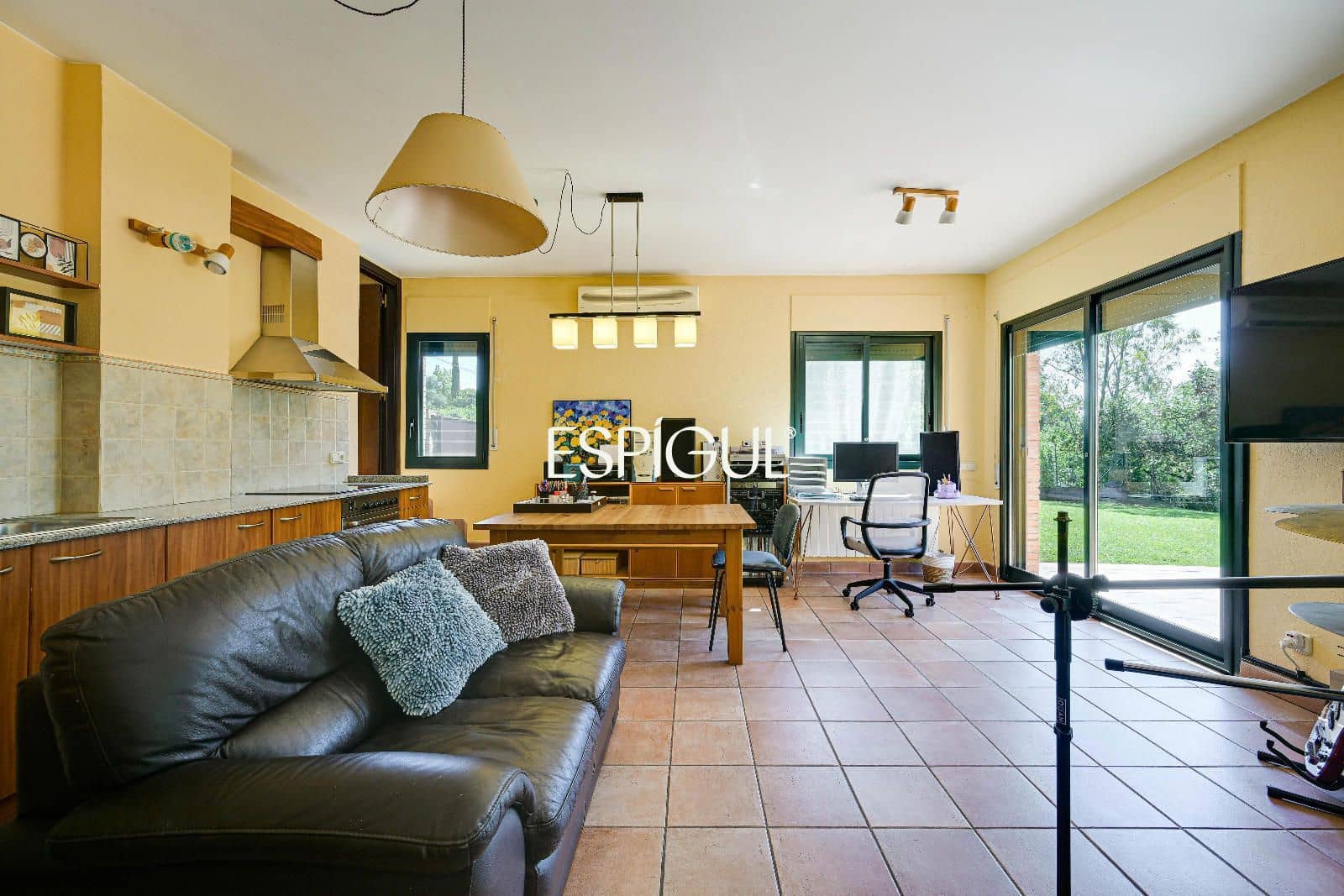 6 soveværelse Villa til salg i Girona by med garage - € 890.000 (Ref: 10015940)