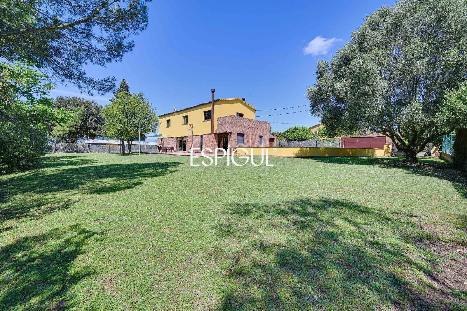 6 soveværelse Villa til salg i Girona by med garage - € 890.000 (Ref: 10015940)