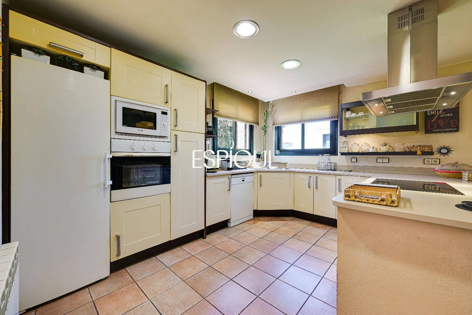 6 soveværelse Villa til salg i Girona by med garage - € 890.000 (Ref: 10015940)