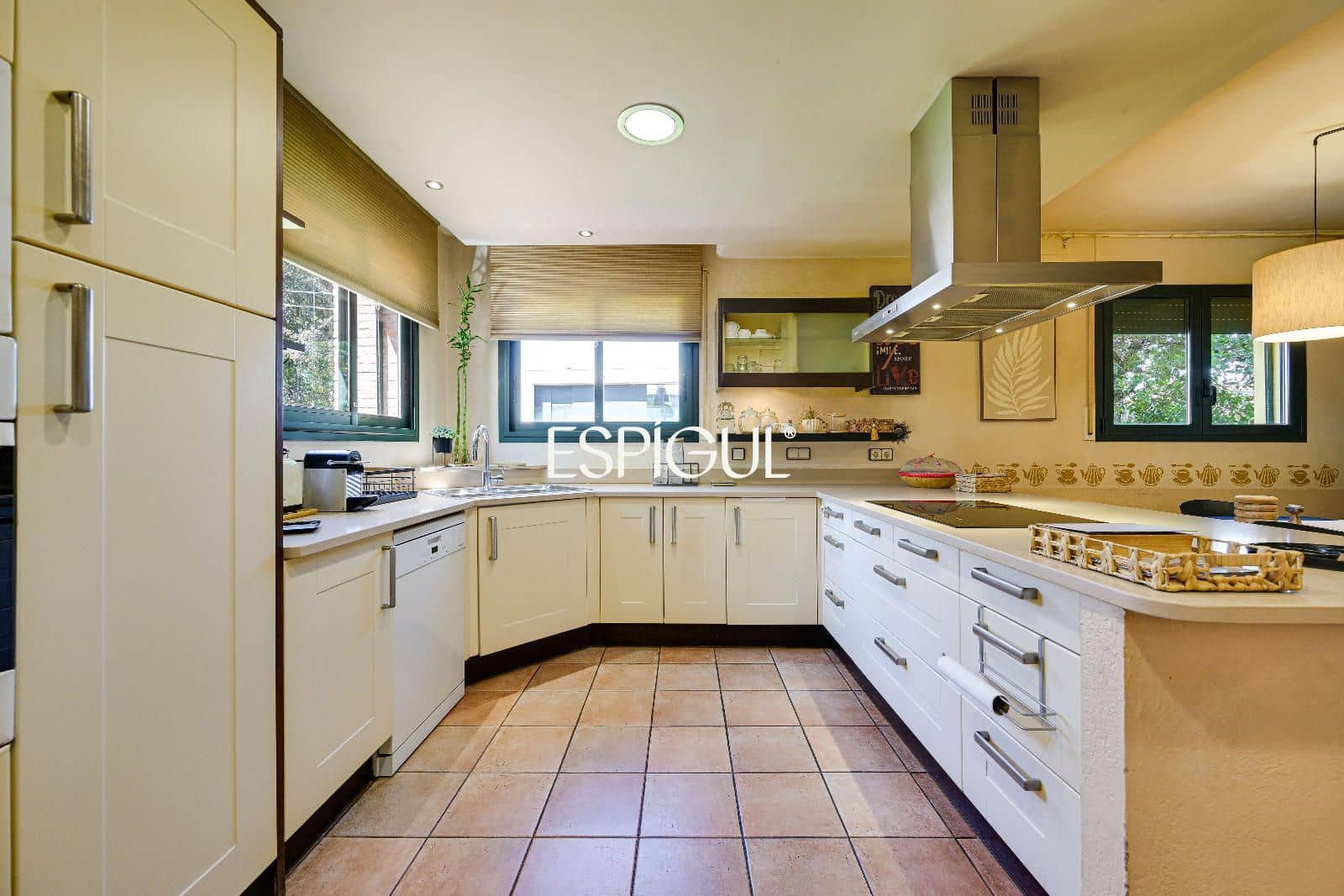 6 soveværelse Villa til salg i Girona by med garage - € 890.000 (Ref: 10015940)