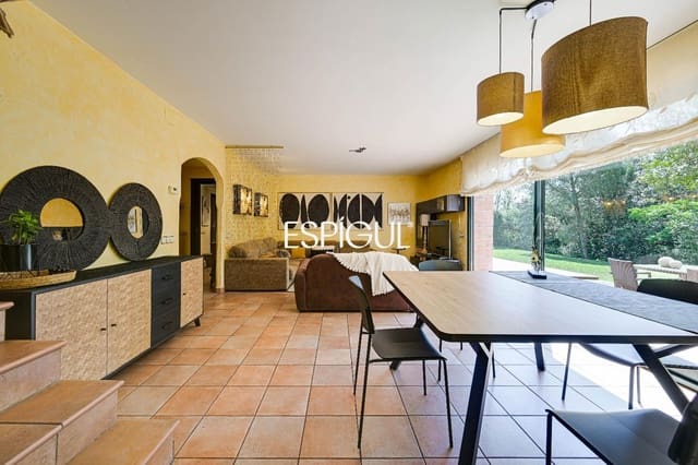 6 soveværelse Villa til salg i Girona by med garage - € 890.000 (Ref: 10015940)