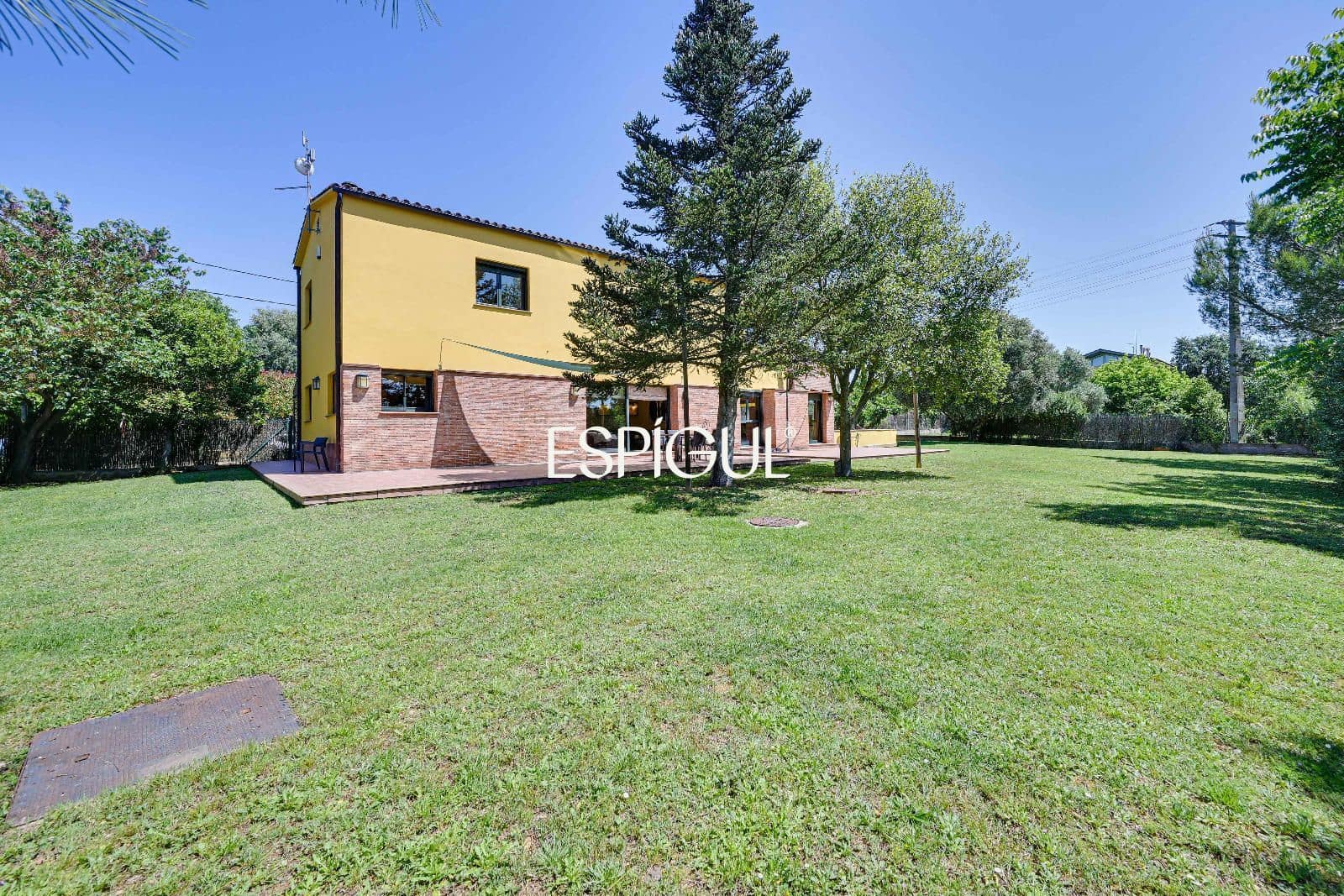6 soveværelse Villa til salg i Girona by med garage - € 890.000 (Ref: 10015940)