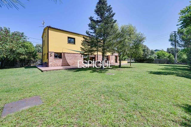 6 soveværelse Villa til salg i Girona by med garage - € 890.000 (Ref: 10015940)