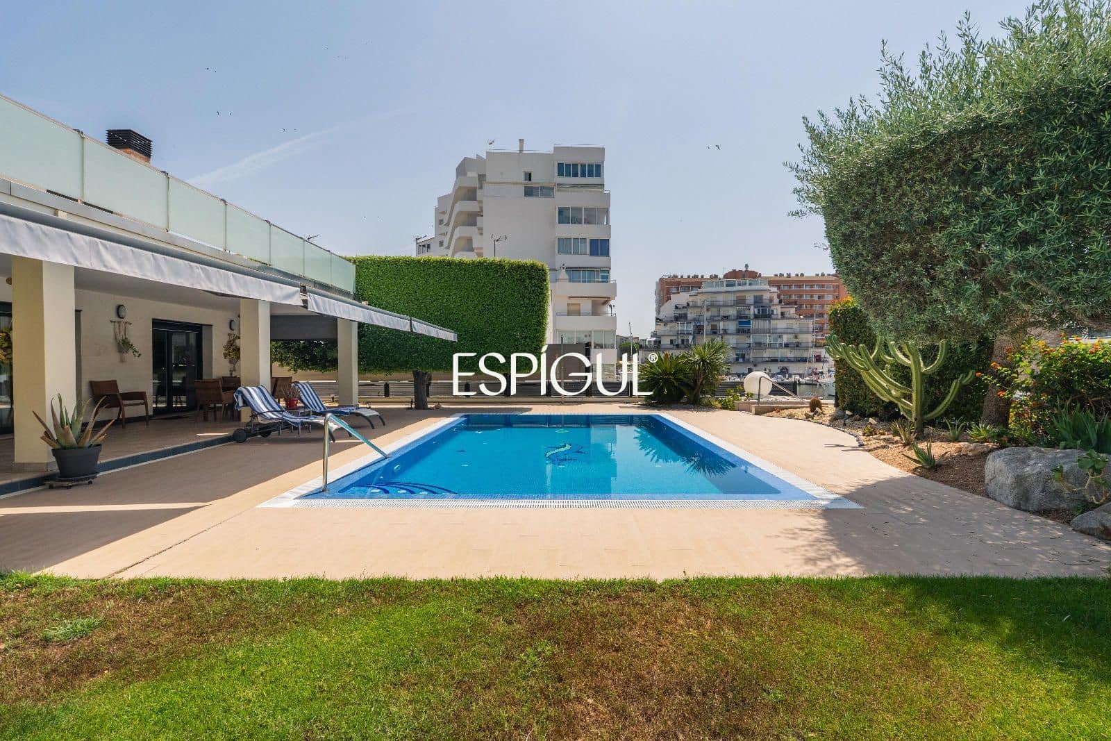 5 bedroom Villa for sale in Roses with pool garage - € 1,900,000 (Ref: 10015944)