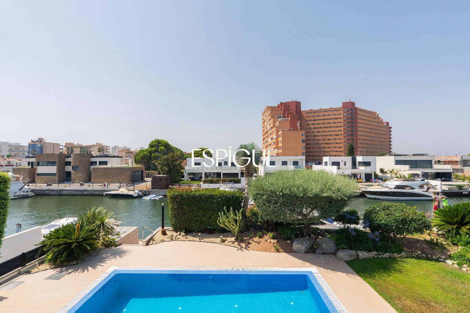 5 bedroom Villa for sale in Roses with pool garage - € 1,900,000 (Ref: 10015944)