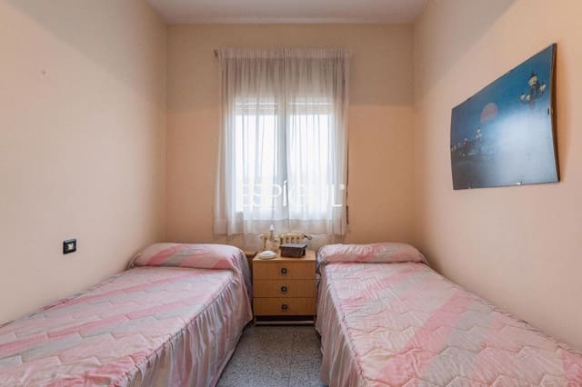 7 bedroom Townhouse for sale in Riudarenes with garage - € 325,000 (Ref: 10015985)