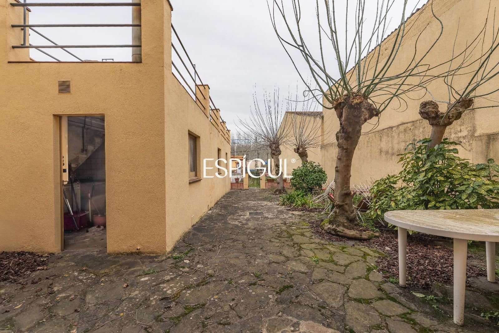 7 bedroom Townhouse for sale in Riudarenes with garage - € 325,000 (Ref: 10015985)