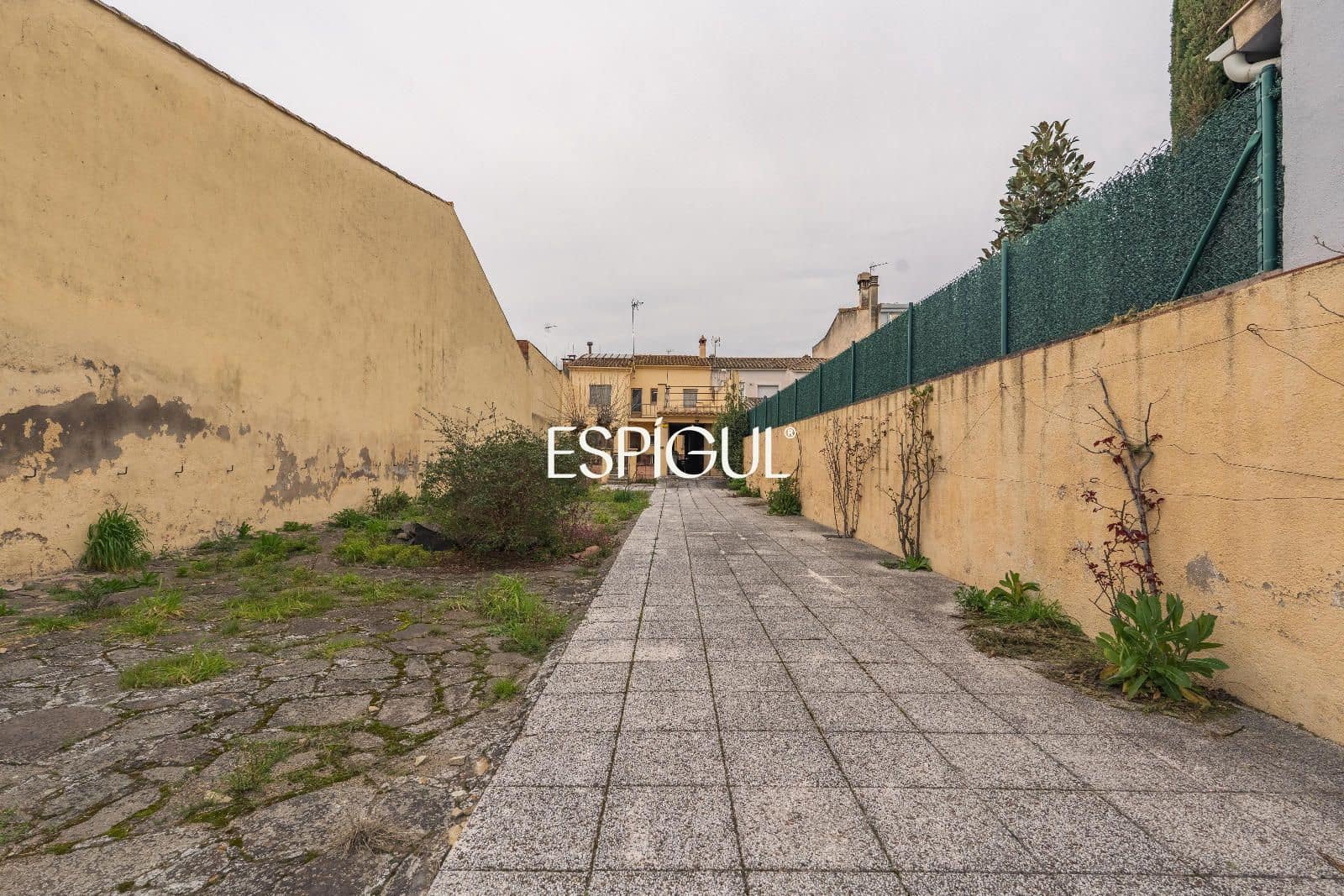 7 bedroom Townhouse for sale in Riudarenes with garage - € 325,000 (Ref: 10015985)