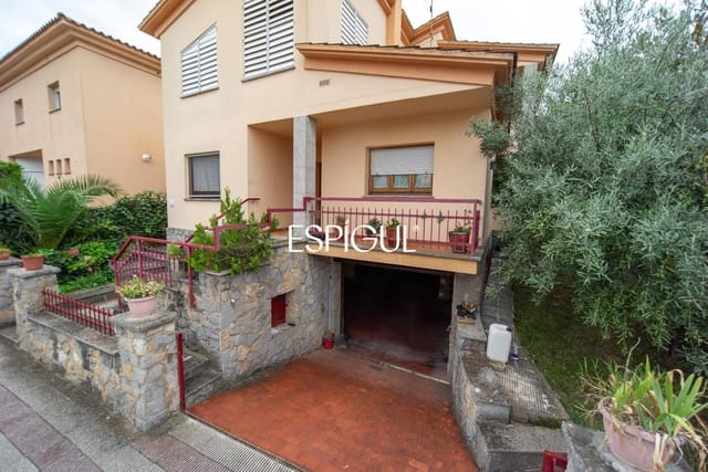 4 soveværelse Villa til salg i Girona by med garage - € 800.000 (Ref: 10015988)