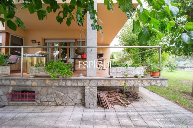 4 soveværelse Villa til salg i Girona by med garage - € 800.000 (Ref: 10015988)