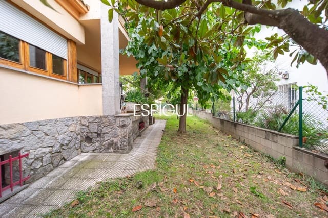 4 soveværelse Villa til salg i Girona by med garage - € 800.000 (Ref: 10015988)