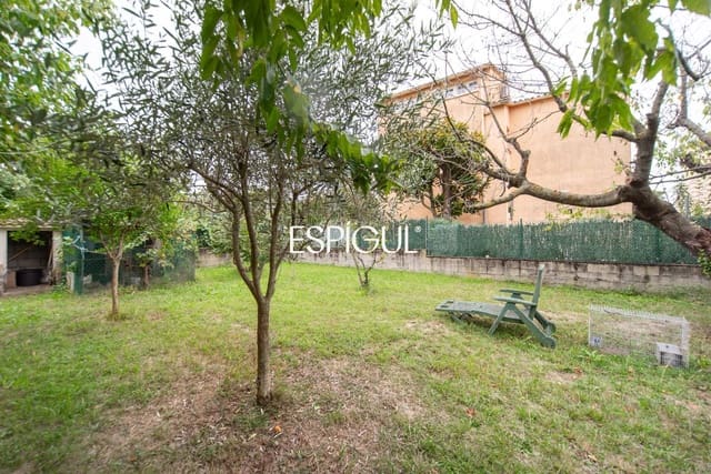 4 soveværelse Villa til salg i Girona by med garage - € 800.000 (Ref: 10015988)