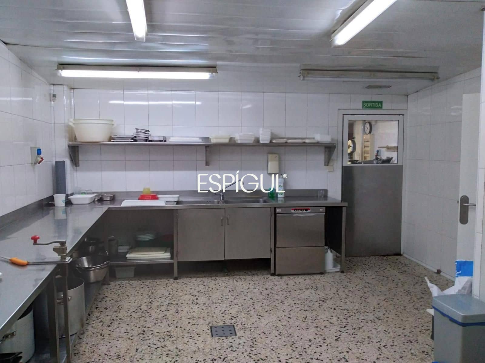 Commercial for sale in Angles - € 250,000 (Ref: 10015990)