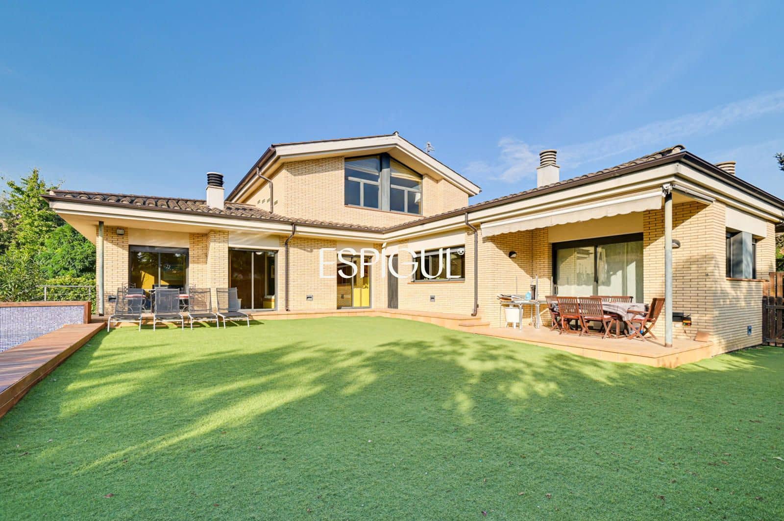 5 bedroom Villa for sale in Sarria de Ter with pool garage - € 890,000 (Ref: 10015996)