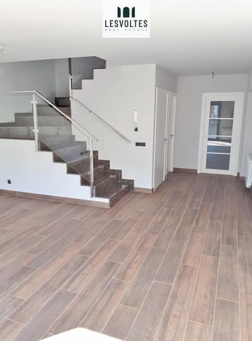 3 slaapkamer Villa te koop in La Bisbal d'Empordà met garage - € 350.000 (Ref: 10081933)