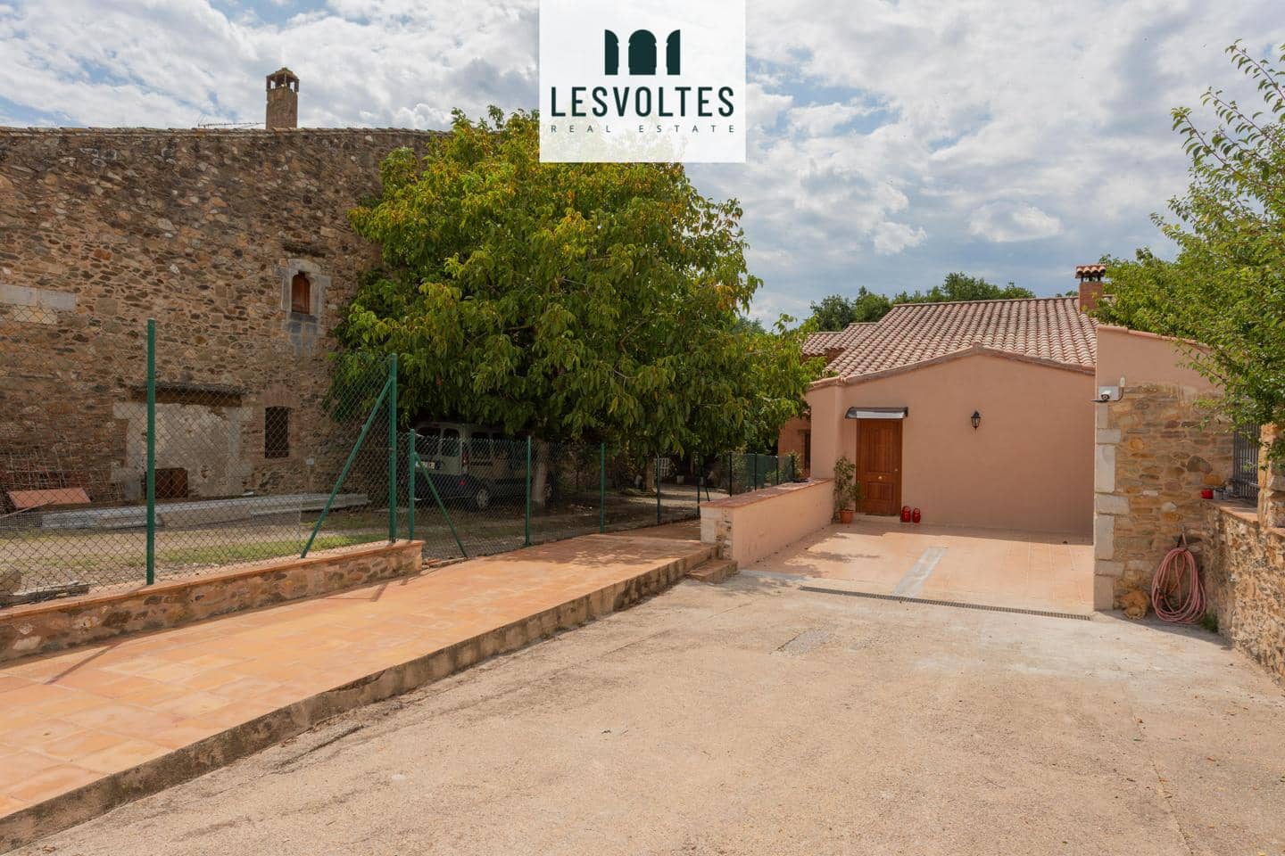 5 bedroom Villa for sale in Juia with pool - € 895,000 (Ref: 10081943)
