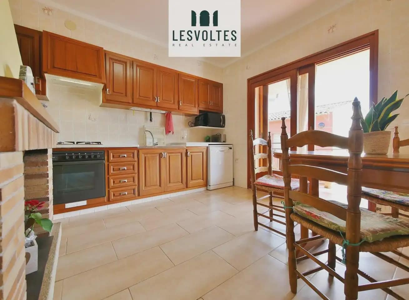 Casa de 4 habitaciones en La Bisbal d'Empordà en venta - 450.000 € (Ref: 10081954)
