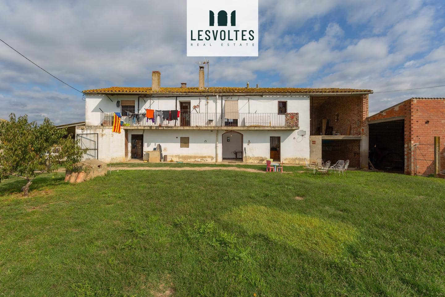 6 bedroom Villa for sale in Sant Jordi Desvalls with garage - € 500,000 (Ref: 10081966)