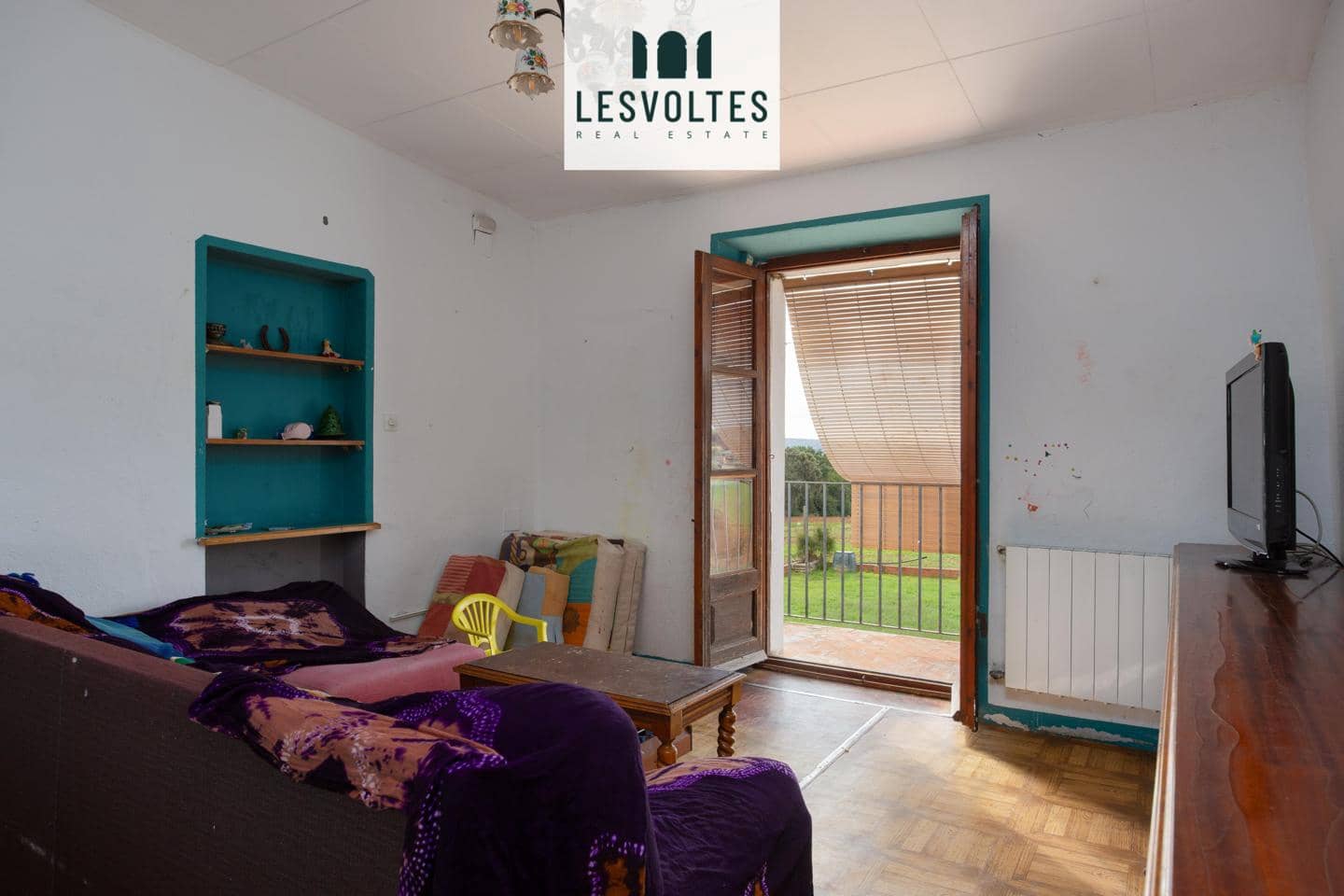 6 bedroom Villa for sale in Sant Jordi Desvalls with garage - € 500,000 (Ref: 10081966)