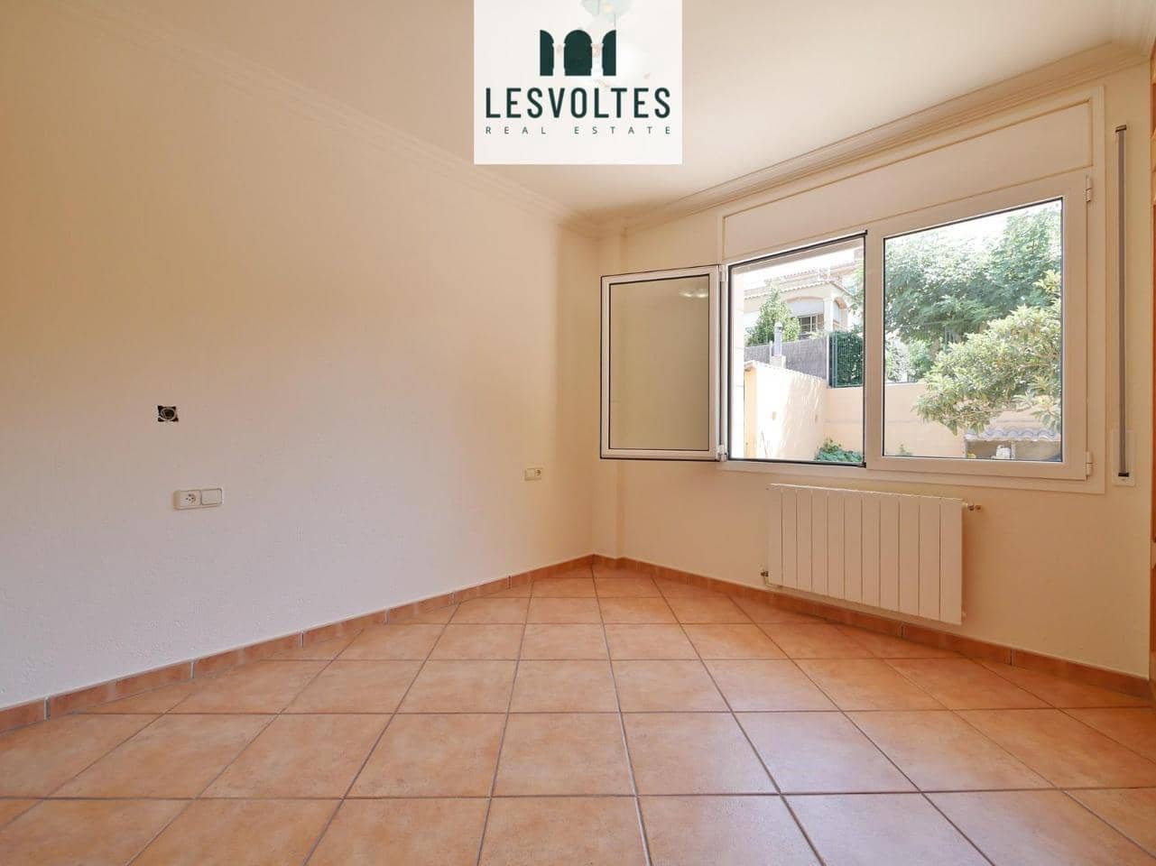 4 bedroom Villa for sale in Mont-ras - € 589,000 (Ref: 10081969)