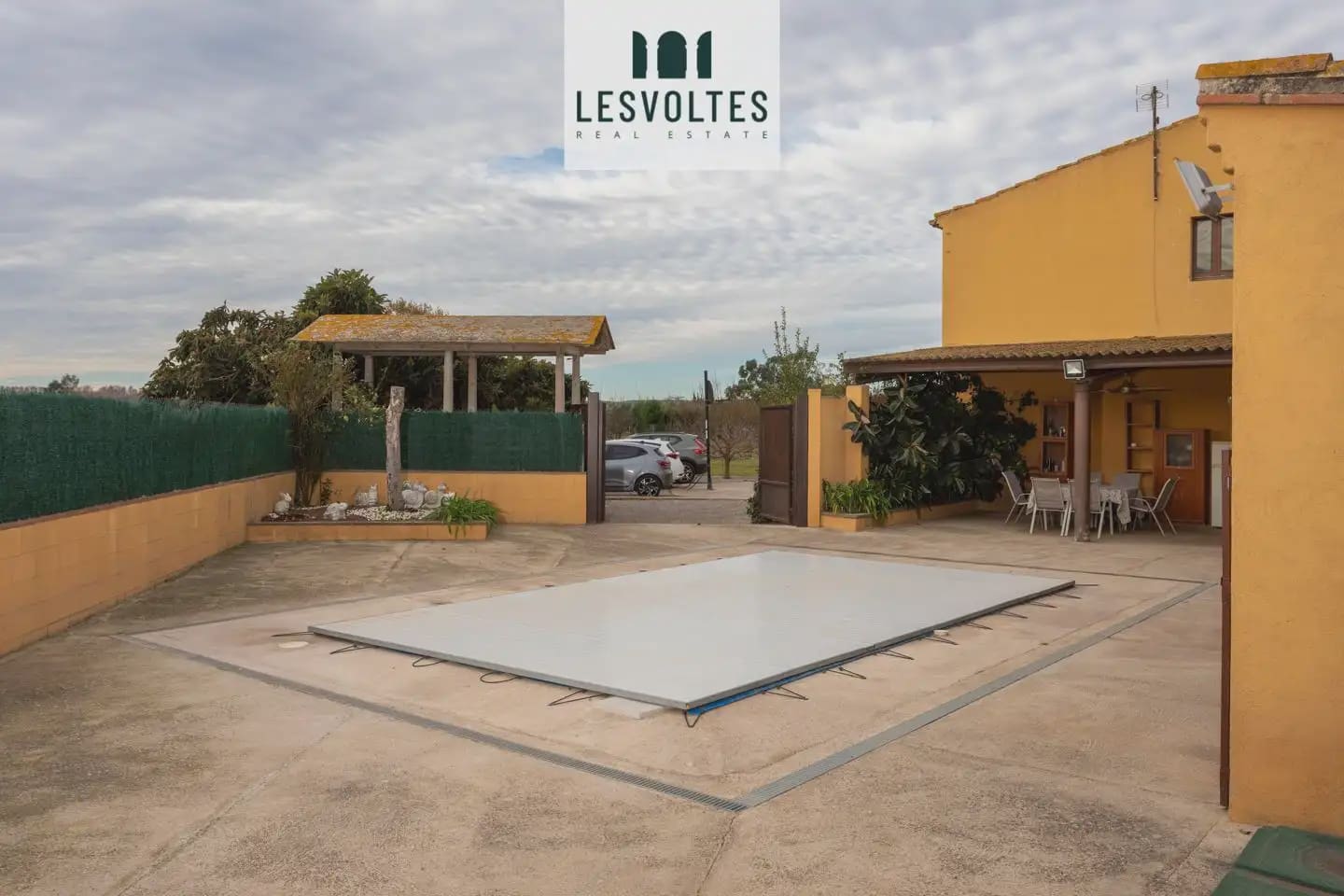 10 chambre Finca/Maison de Campagne à vendre à Verges avec piscine garage - 590 000 € (Ref: 10081970)