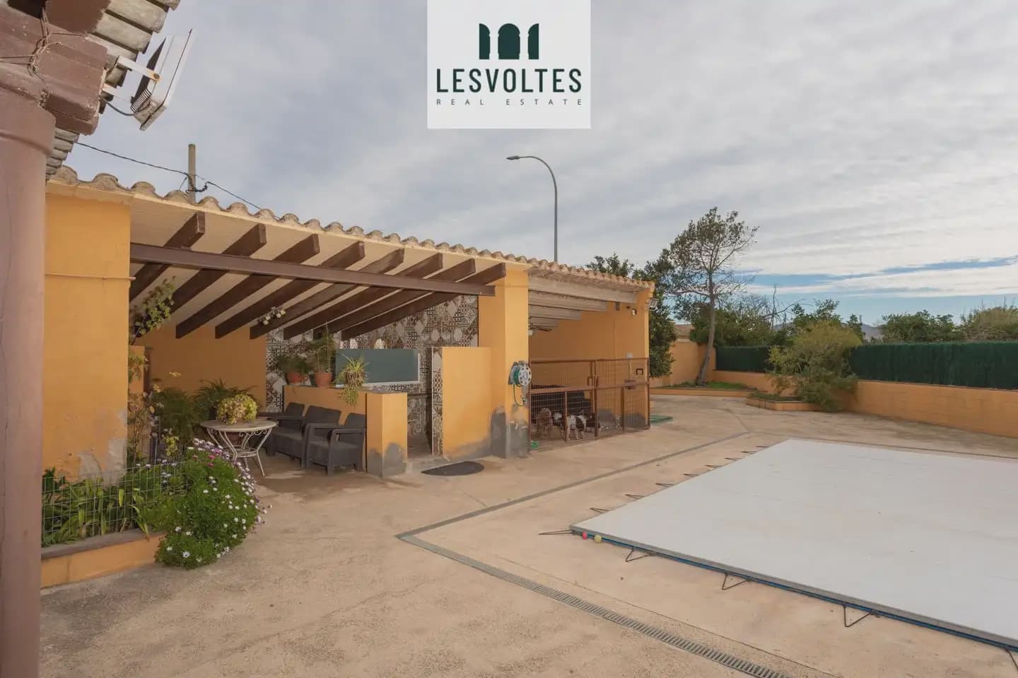 10 chambre Finca/Maison de Campagne à vendre à Verges avec piscine garage - 590 000 € (Ref: 10081970)