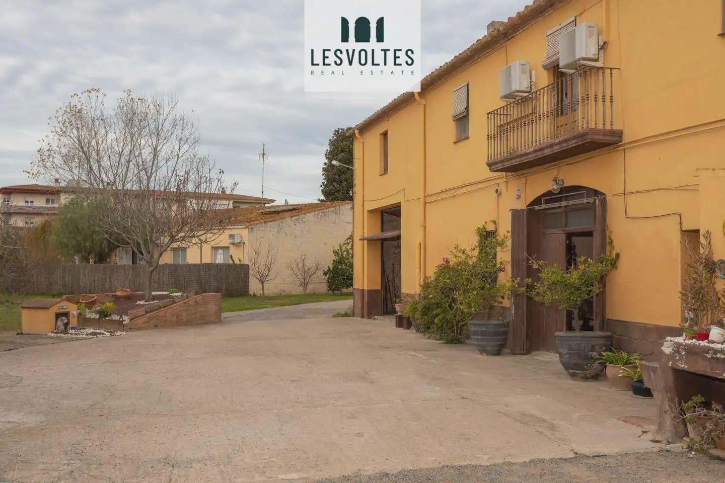 10 chambre Finca/Maison de Campagne à vendre à Verges avec piscine garage - 590 000 € (Ref: 10081970)