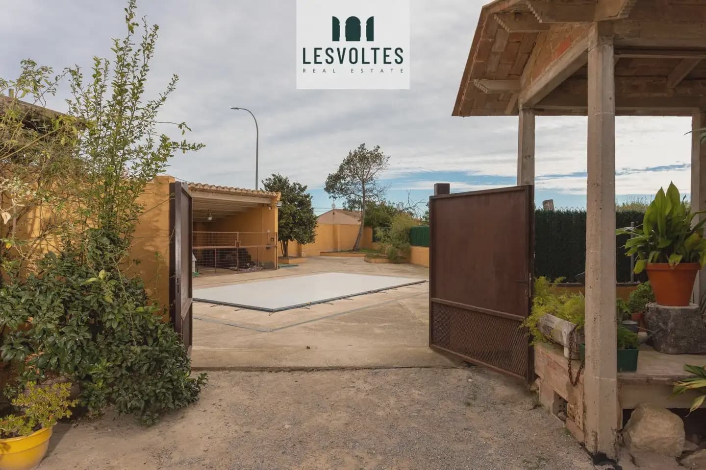 10 chambre Finca/Maison de Campagne à vendre à Verges avec piscine garage - 590 000 € (Ref: 10081970)