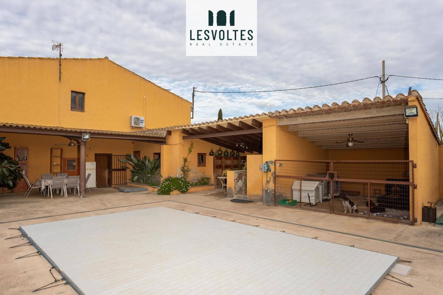10 bedroom Villa for sale in Verges with pool garage - € 590,000 (Ref: 10081970)