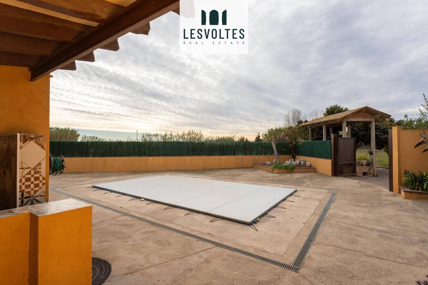 10 bedroom Villa for sale in Verges with pool garage - € 590,000 (Ref: 10081970)