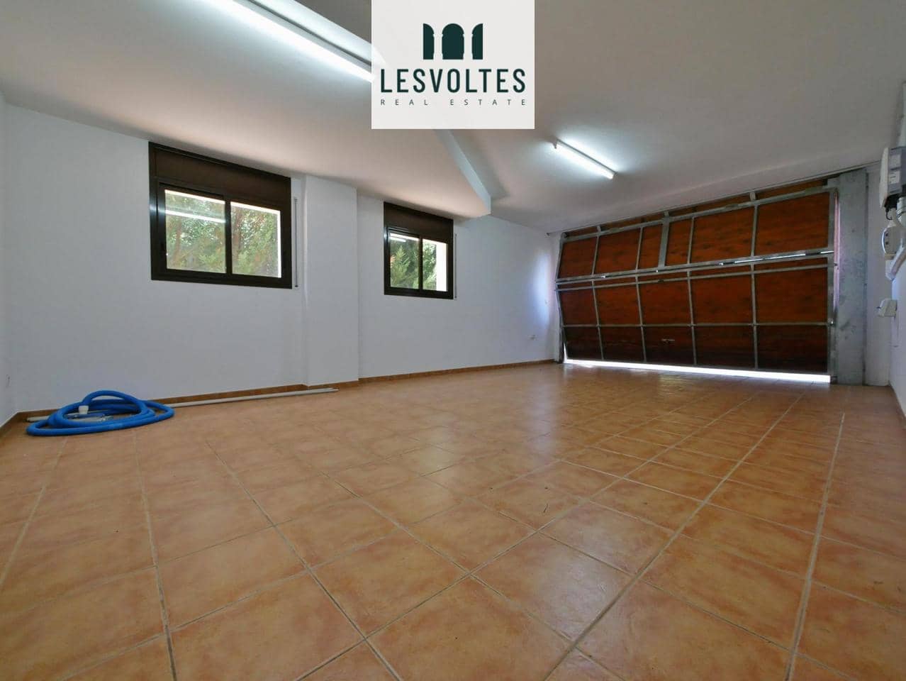 4 soveværelse Villa til salg i Madremanya med swimmingpool garage - € 725.000 (Ref: 10165887)