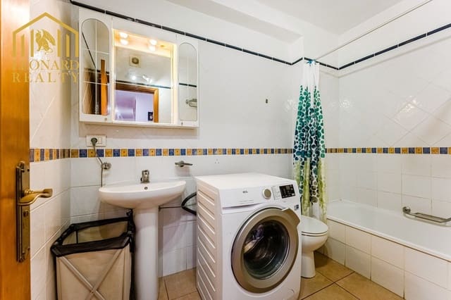 Apartamento de 2 habitaciones en Los Cristianos, Arona en venta con piscina garaje - 300.000 € (Ref: 9558734)