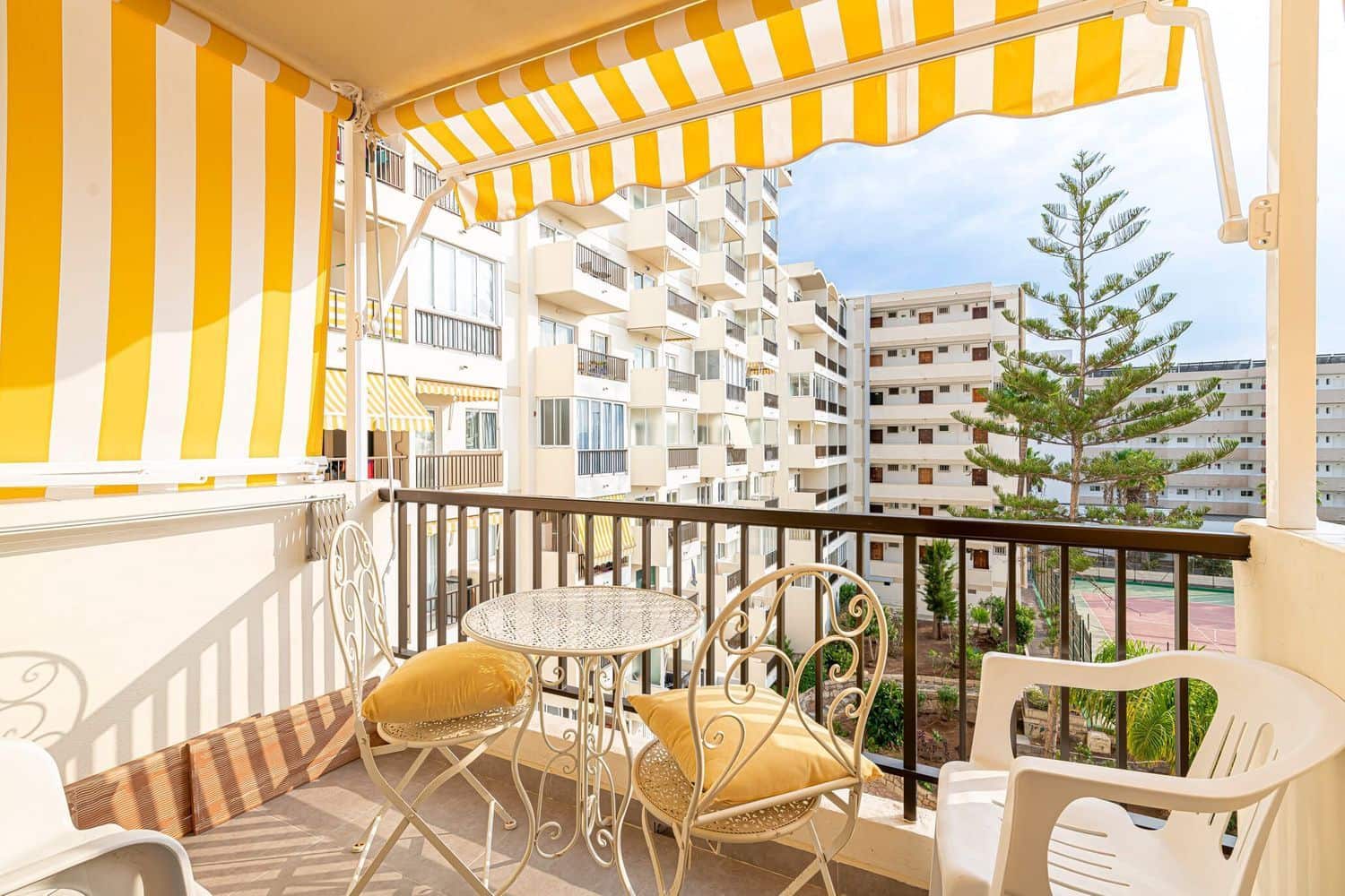 1 sypialnia Apartament na sprzedaż w Playa de las Americas z basenem garażem - 349 000 € (Ref: 9558738)