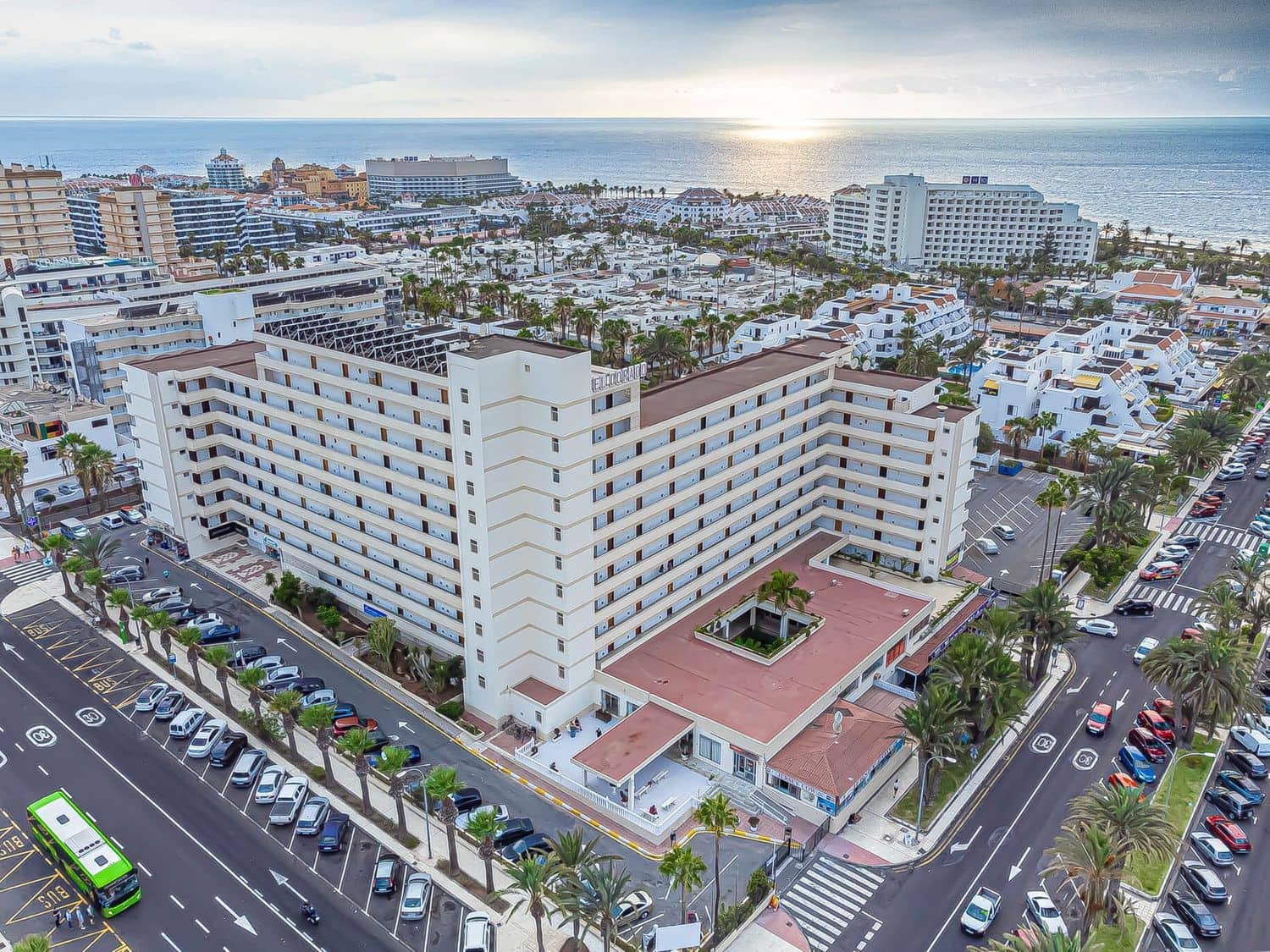 1 sypialnia Apartament na sprzedaż w Playa de las Americas z basenem garażem - 349 000 € (Ref: 9558738)