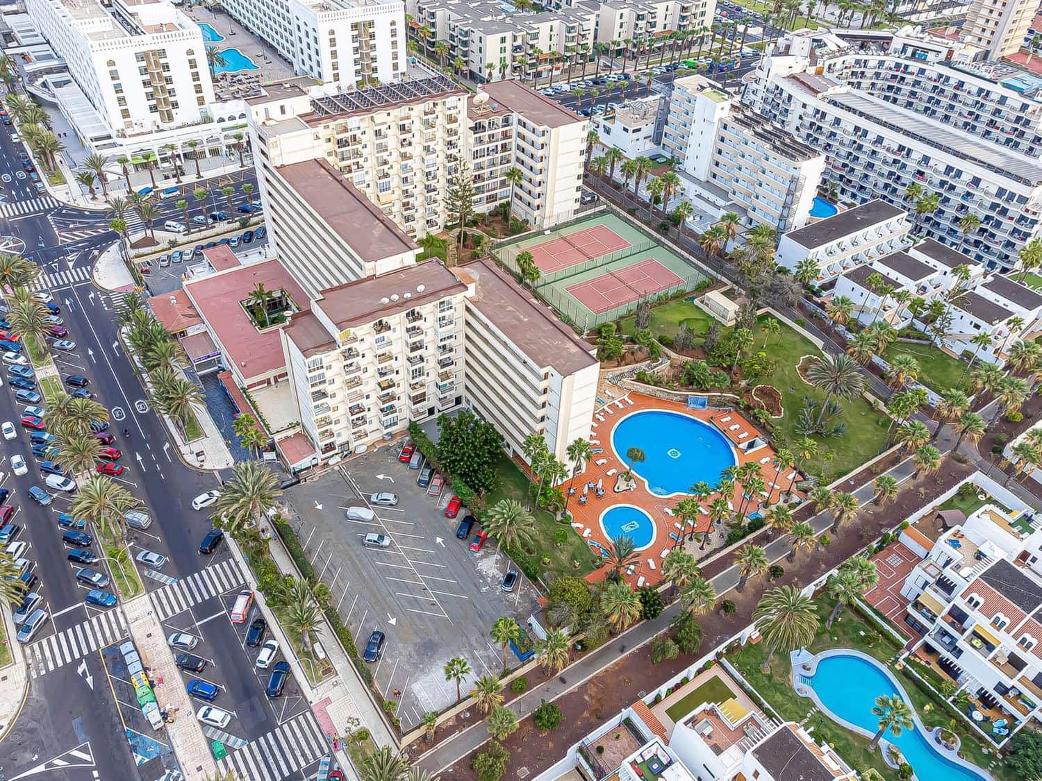 1 sypialnia Apartament na sprzedaż w Playa de las Americas z basenem garażem - 349 000 € (Ref: 9558738)