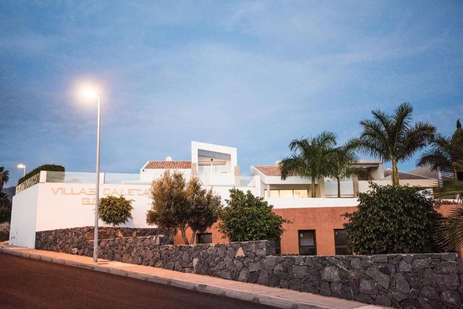 3 soverom Hus til salgs i La Caleta Adeje med svømmebasseng garasje - € 1 690 000 (Ref: 9558742)