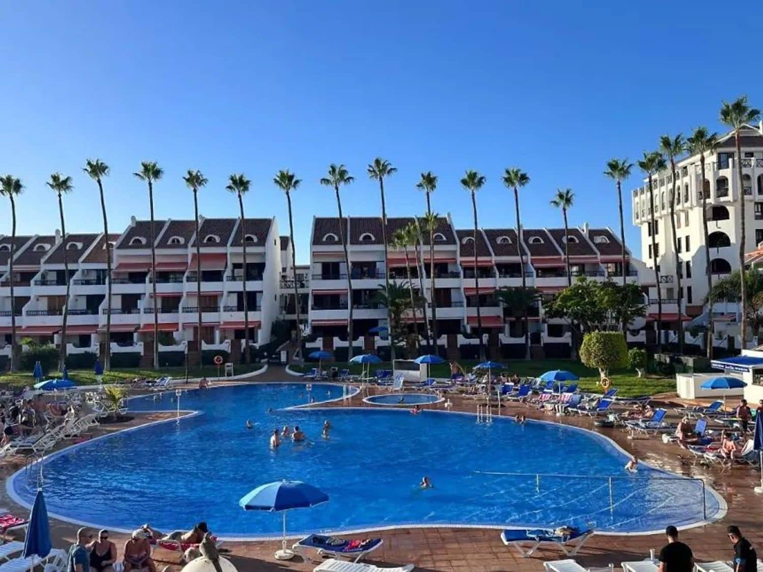 Huoneisto myytävänä paikassa Playa de las Americas mukana uima-altaan 
autotalli - 299 000 € (Ref: 9560881)