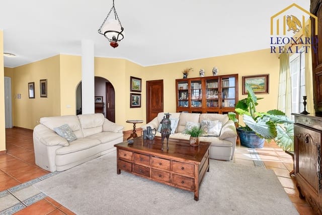 3 slaapkamer Villa te koop in La Camella, Arona met garage - € 580.000 (Ref: 9632869)