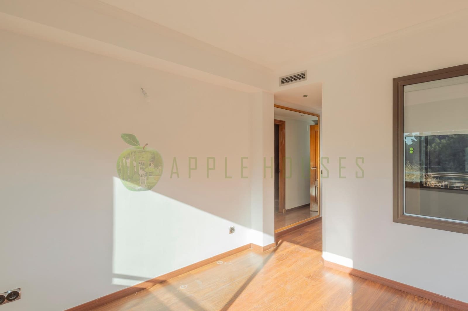 Chalet de 4 habitaciones en Sitges en venta con piscina - 950.000 € (Ref: 9474895)