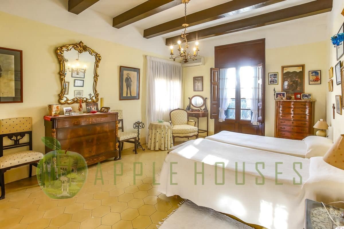 8 bedroom Villa for sale in Sitges with pool garage - € 2,900,000 (Ref: 9586478)