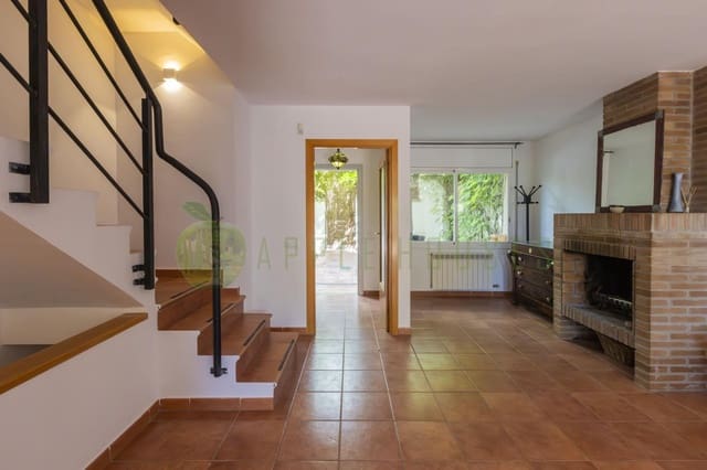4 slaapkamer Rijtjeshuis te koop in Sitges met zwembad garage - € 645.000 (Ref: 9849342)