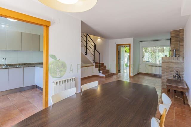 4 slaapkamer Rijtjeshuis te koop in Sitges met zwembad garage - € 645.000 (Ref: 9849342)