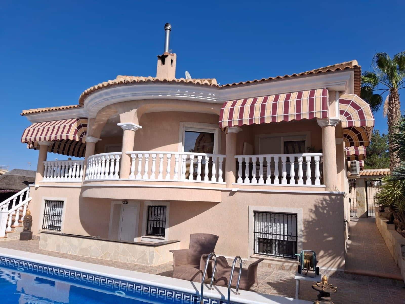 Chalet de 4 habitaciones en Rojales en venta con piscina - 557.000 € (Ref: 10000903)